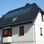 Solaranlage mit Flachkollektoren zur Warmwasser- und Heizungsunterstützung