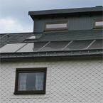 Prefa-Schindeln anthrazit, Solaranlage mit Flachkollektoren für Warmwasser- und Heizungsunterstützung
