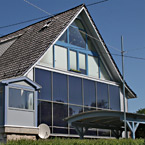Solaranlage mit Fassadenkollektoren für Warmwasser und Heizungsunterstützung